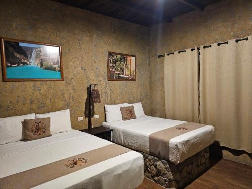 巴耶斯城Hotel Rincon Huasteco的一间客房内配有两张床的房间