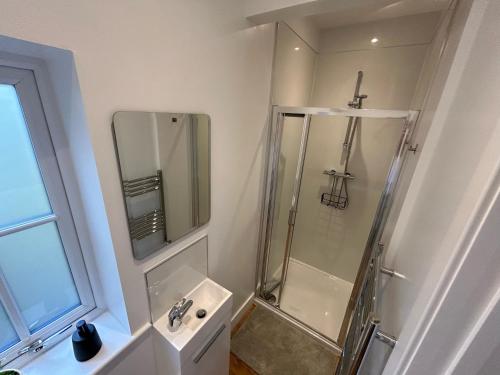 索尔兹伯里NEW King Bed Romantic Cabin - Must See Landscapes的带淋浴和盥洗盆的浴室
