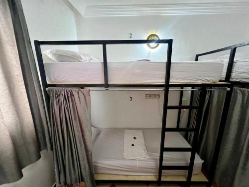 拉巴特Dar Oussama的客房设有两张双层床和梯子
