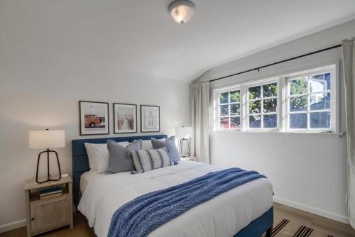圣地亚哥Surf Shack 2的卧室配有蓝色和白色的床和窗户。