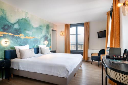 圣马洛Hôtel de la Cité的一间设有大床和窗户的酒店客房