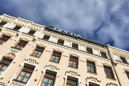 里加Opera Hotel的上面有标志的建筑