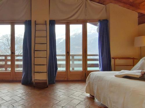 索里科Villa Rustica的一间卧室设有一张带梯子和窗户的床。
