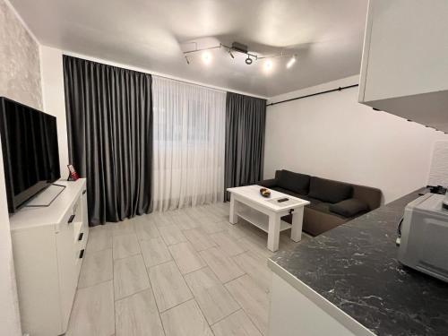克拉约瓦White & Elegant Luxury Apartament Decomandat的带沙发和电视的客厅