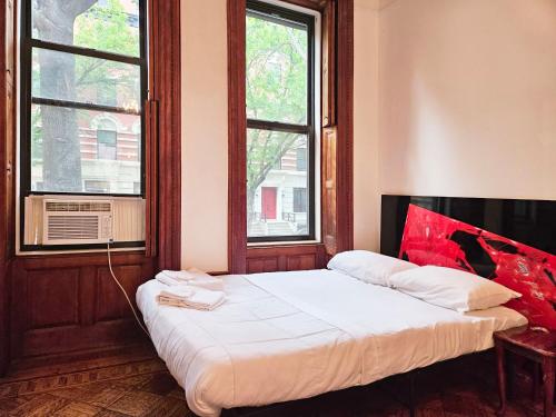 纽约Entire floor in a charming townhouse的配有2扇窗户的客房内的1张床