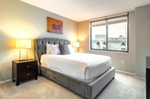 怀特普莱恩斯Modern & Spcaious Apt Near Downtown的一间卧室设有一张大床和一个窗户。