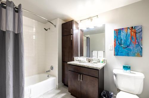 怀特普莱恩斯Modern & Spcaious Apt Near Downtown的浴室配有盥洗盆、卫生间和浴缸。