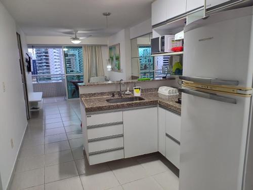 福塔莱萨Apartamento com 2 quartos no Beach Class Fortaleza的白色的厨房配有水槽和冰箱