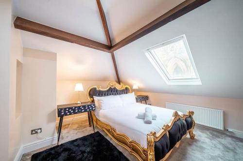 谢菲尔德Bannerdale Villa - Sheffield的一间卧室配有一张带天窗的大床