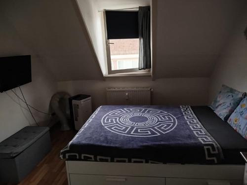 威斯巴登Apartment Tamara的一间卧室配有一张带蓝色毯子的床