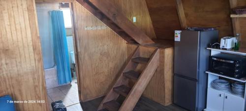 威廉斯港Fortunata del Beagle的一个小房子里一个小厨房,有楼梯