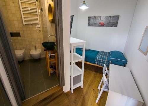耶西La casetta del prato的一间带双层床和卫生间的小浴室