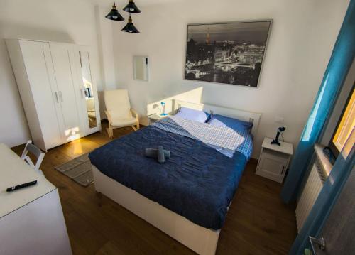 耶西La casetta del prato的一间卧室配有一张带蓝色棉被的床