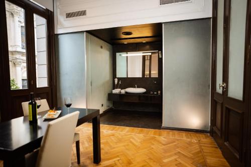 布宜诺斯艾利斯Loft Osteria by Sagardi的一间带餐桌和浴缸的浴室