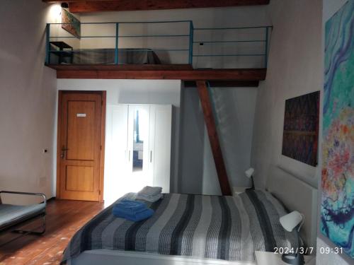 A casa di Pietro的一间卧室配有双层床