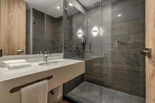 波哥大Hotel Distrito ZF的一间带水槽和淋浴的浴室