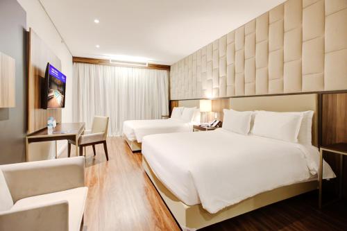 伊瓜苏DoubleTree by Hilton - Resort - Foz do Iguaçu的酒店客房配有两张床和一张书桌