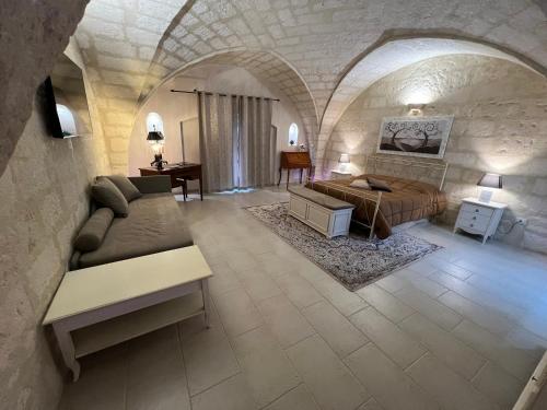 塔兰托Suite Cavour Luxury Home Taranto的一间卧室配有一张床和一个沙发
