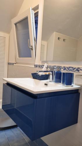 卡普里Romy Blu的浴室设有蓝色水槽和镜子