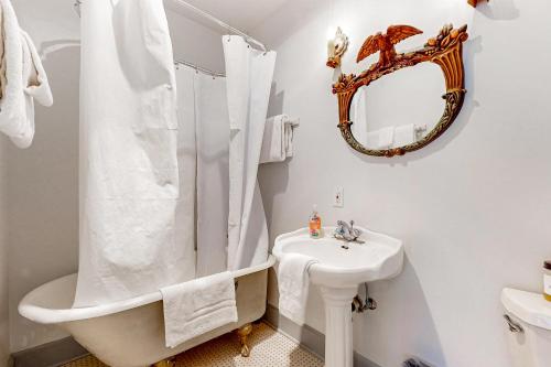 库珀维尔Cottage 9 - The Eagle's Nest的带淋浴和盥洗盆的白色浴室