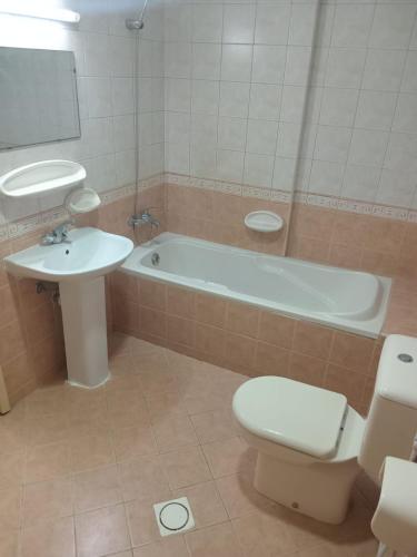 沙迦SHARING BED SPACE FOR MALE near DUBAI BUS STOP的带浴缸、卫生间和盥洗盆的浴室