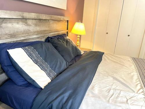 萨斯卡通A Quiet Hideaway in Saskatoon的卧室里一张带蓝色枕头的床