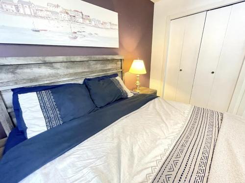 萨斯卡通A Quiet Hideaway in Saskatoon的一间卧室配有一张带蓝色枕头的大床