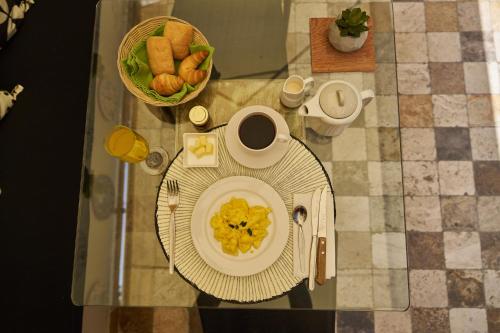 利马Pucllana BBBoutique的餐桌,饭盘,咖啡