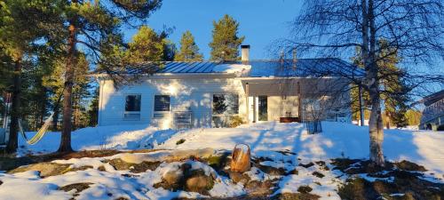 罗瓦涅米Nordic Villa with private sledding hill的前面有雪的白色房子