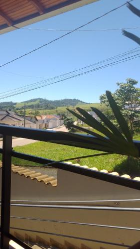 波苏阿莱格里Suíte próxima à Univas/Fátima的从房子的窗户欣赏美景