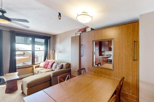 铜山Village Hideaway的客厅配有沙发和桌子