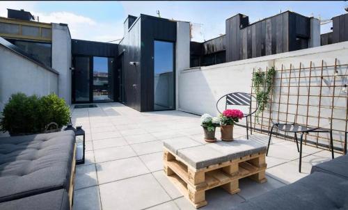 哥本哈根Large house in New York style with a private rooftop terrace.的大楼内带长凳和桌子的庭院