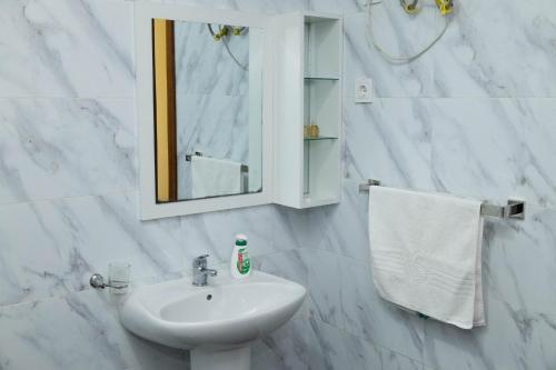 普拉亚Cidadela Apartamento的白色的浴室设有水槽和镜子