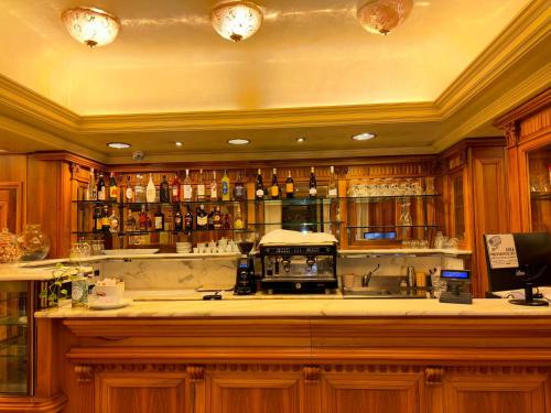 威尼斯Hotel Ristorante Ca' Nova的厨房设有供应多种酒精饮品的酒吧