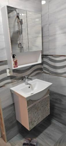 库萨雷Sahdag2的浴室设有白色水槽和镜子