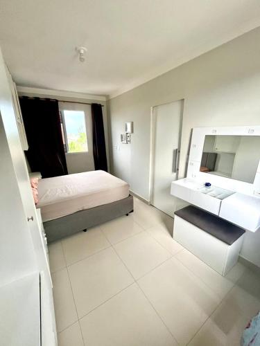 伯迪亚哥Ohanacaiçara apartamento próximo à praia do Sesc, completo e com Wi-Fi.的一间卧室配有床、水槽和镜子