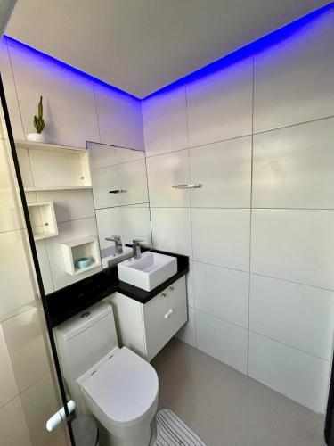 伯迪亚哥Ohanacaiçara apartamento próximo à praia do Sesc, completo e com Wi-Fi.的浴室配有白色卫生间和盥洗盆。