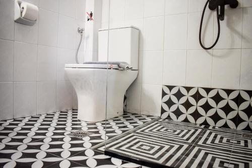 斯基亚索斯镇Hotel Kostis的浴室设有卫生间,铺有黑白瓷砖地板。