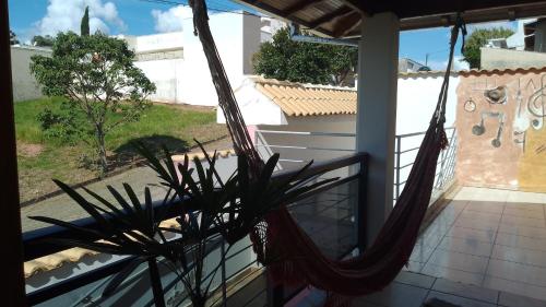 波苏阿莱格里Suíte próxima à Univas/Fátima的种植了植物的阳台的吊床