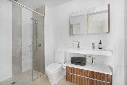 堪培拉Birch Apartments in the City的带淋浴、卫生间和盥洗盆的浴室