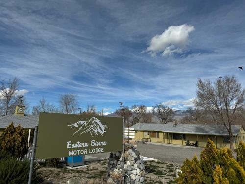 独立城Eastern Sierra Motor Lodge的山地测量汽车旅馆外表标志