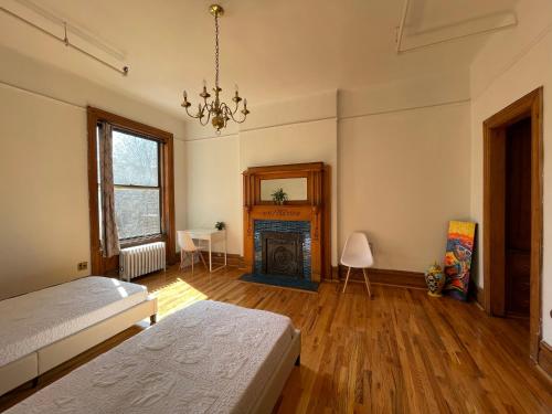 纽约Large Room in Charming Townhouse的一间卧室配有一张床和一个壁炉