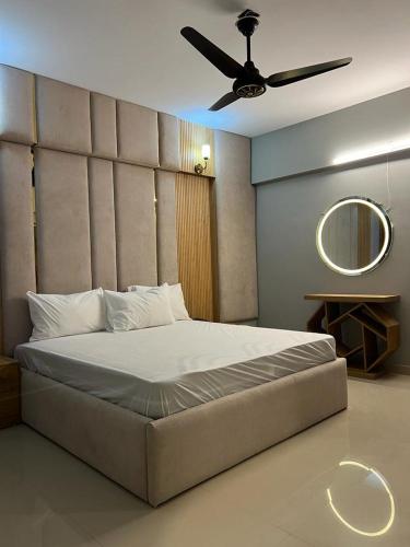卡拉奇Marigold Accommodations的一间卧室配有一张大床和吊扇