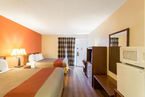 比尤特巴提6号汽车旅馆 - 历史市中心的一间酒店客房,设有两张床和电视