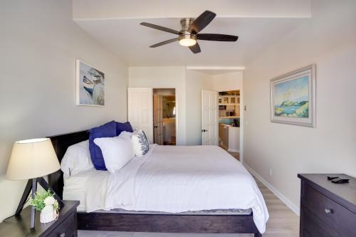 阿瓦隆Gorgeous Catalina Island Condo with Golf Cart!的一间卧室配有一张带吊扇的床