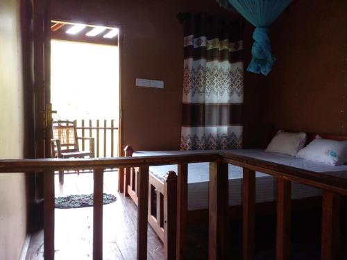 代尼耶耶Sinharaja Forest Lodge的客房设有双层床和阳台。