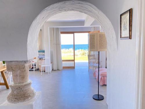 Al MatlīnDar Brahim, Cap Zbib , Vue sur mer的客房设有拱门,享有海景