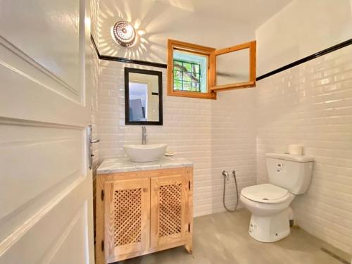 Al MatlīnDar Brahim, Cap Zbib , Vue sur mer的浴室配有白色卫生间和盥洗盆。
