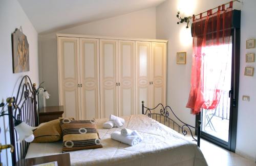 维多利亚Casa Vacanze Maria Antonietta的一间卧室配有一张床,上面有两条毛巾