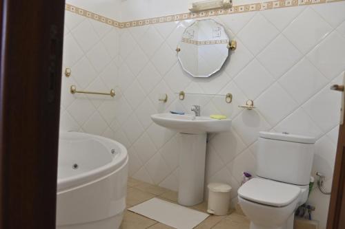 Rémire-CampVilla Ti'Mangue Julie的一间带水槽、卫生间和镜子的浴室